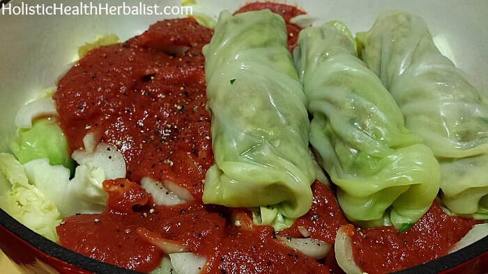 layering the stuffed cabbage leaves